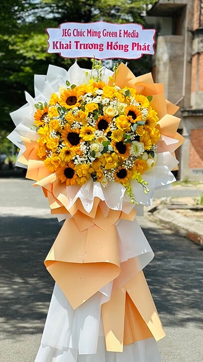 Kệ hoa khai trương hồng vàng
