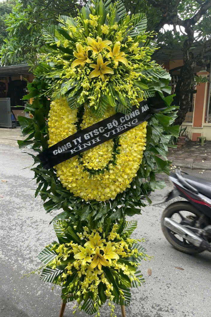 Vòng Hoa Chia Buồn Trang Trọng HCB402