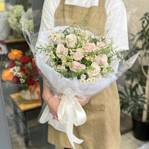 Hoa bó hồng kem dâu HB885